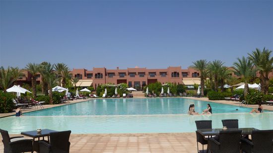 Wer genug vom Getümmel der quirligen Millionenmetropole hat, kann  am Hotelpool die Sonne und die Ruhe genießen.