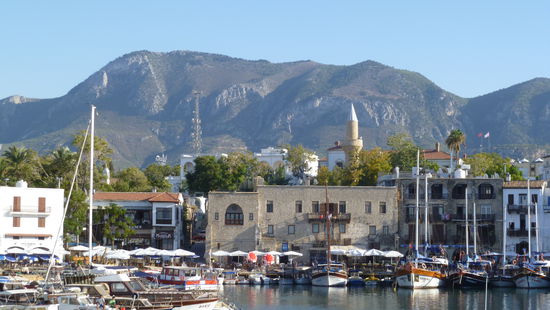 Steil ragen die Berge hinter der Altstadt von Girne auf.