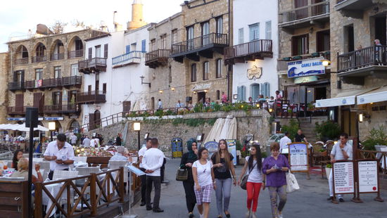 .... bis am Abend langsam wieder Leben in die Stadt kehrt.