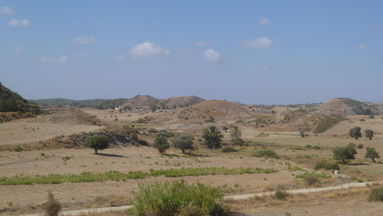 Dabei fahren wir durch karge Landstriche, die an Syrien oder Südostanatolien erinnern