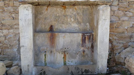 .... als ein Schiff mit Kranken vor der Küste lag. Er schlug mit eine Stock auf den Fels, worauf hin Wasser heraus gesprudelt kam, und ließ die Kranken davon trinken, worauf hin sie wieder gesund wurden. Noch heute sagt man dem Brunnen heilende Kräfte zu.