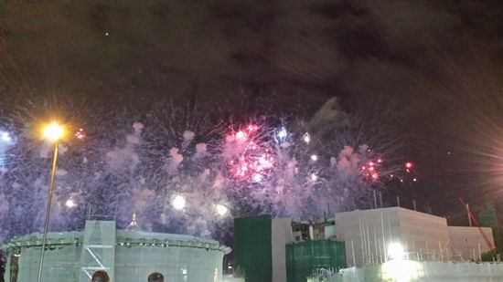 Stimmt nicht. Es handelt sich um einen Nationalfeiertag. Da kann man in Hong Kong schon mal ne halbe Stunde lang böllern, schließlich haben die Chinesen ja das Feuerwerk erfunden.