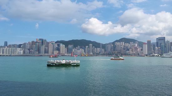 Durch halb Kowloon geht es zurück an den Victoria Harbour.