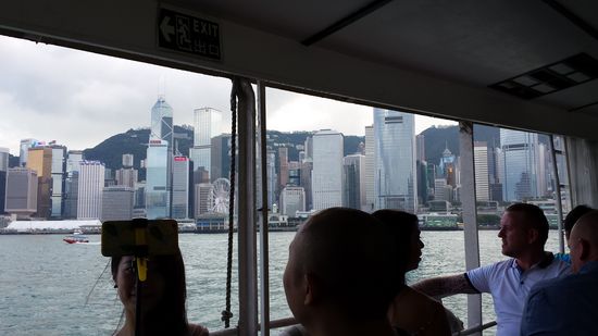 Fähren bringen einen über den Victoria Harbour.