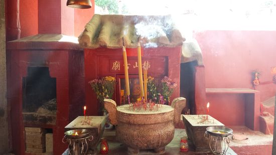 Viele kleine buddhistische Tempel zieren die Stadt.