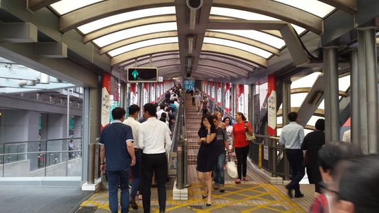 Ein ganzes gutes Stück kann man mit den berühmten Rolltreppen fahren, die vormittags aufwärts und nachmittags abwärts fahren.