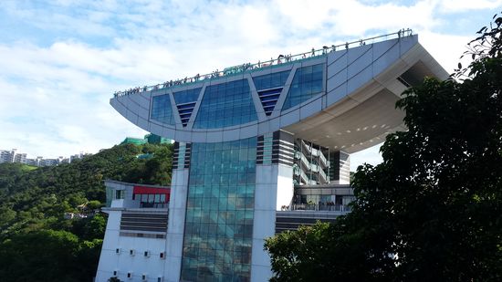 Die Aussichtsplattform mit einer integrierten Mall gehört nicht gerade zu den architektonischen Highlights Hong Kongs.