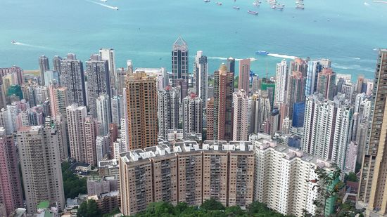 Die Aussichtspalttform kann man sich eigentlich sparen, wer den Gipfel des Mount Victoria umrundet wird ebenfall mit tollen Blicken auf Hong Kong ........