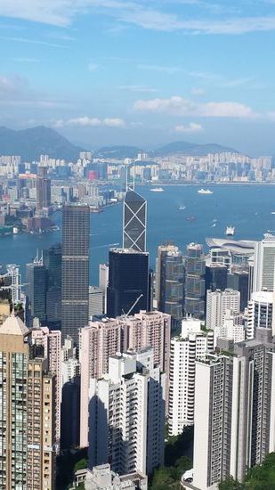 Die Bank of China in mitten der Wolkenkratzer