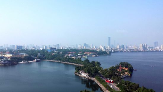 Ich beziehe ein Zimmer im 16. Stock des Pan PacificHotels. Das Zimmer hat eine atemberaubende Aussicht auf den West Lake See und die Stadt.