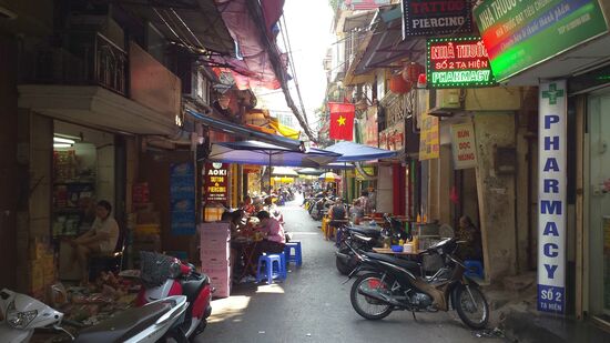 In solchen kleine Straßenrestaurants sitzt man auf einfachen Plastikhockern und kann für kleines Geld typisch Einheimische Küche genießen. Frühlingsrollen, Pho, gebratenen Reis oder Nudeln.