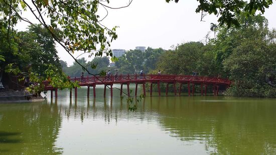 Über diese Brücke erreicht man den Ngoc Son Tempel.