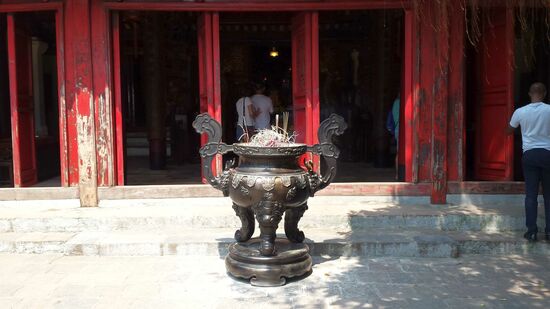 Der Duft von Räucherstäbechen ist in jedem Tempel omnipräsent.