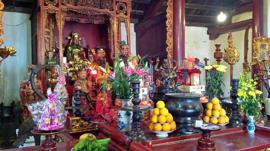 Die Altäre sind reich mit Opfergaben gedeckt. Häufig Obst und Geld, aber auch Süßigkeiten sind oft unter den Gaben zu sehen.