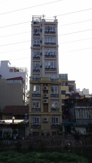 Ein schlankes Hochhaus