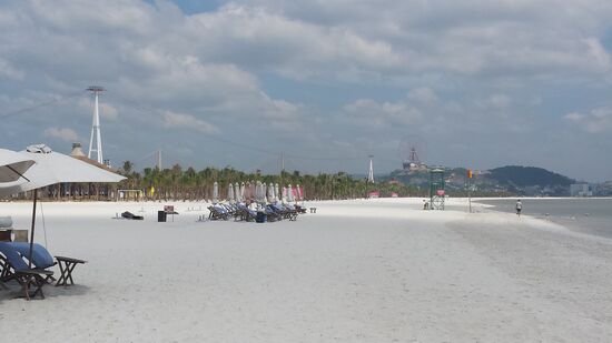 Für 20.000 Dong (80ct.) kann man eine Strandliege mieten....