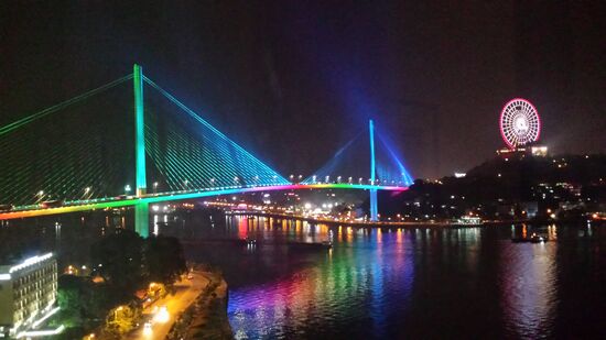 Blick aus dem Hotelfenster: Abends ist die Bai Chay Brücke wechslend in allen Farben beleuchtet.
