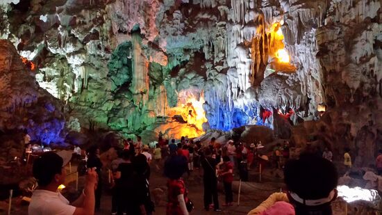 .. einer bunt beleuchteten Tropfsteinhöhle.