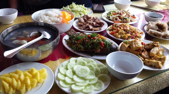 Dann gibt es ein reichhaltiges Buffet mit Vietnamesichen Köstlichkeiten.