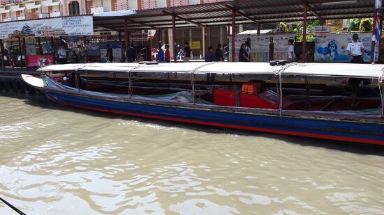 Das sind sie: Die Taxiboote auf dem Khlong Saen Saeb