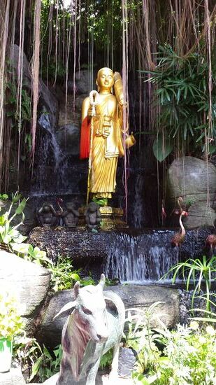 Es geht vorbei an allerleih Statuen