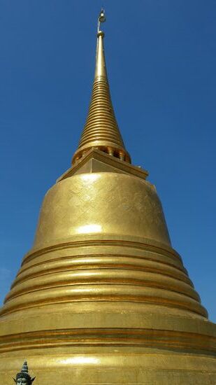 Auf dem Berg thront ein goldener Chedi.