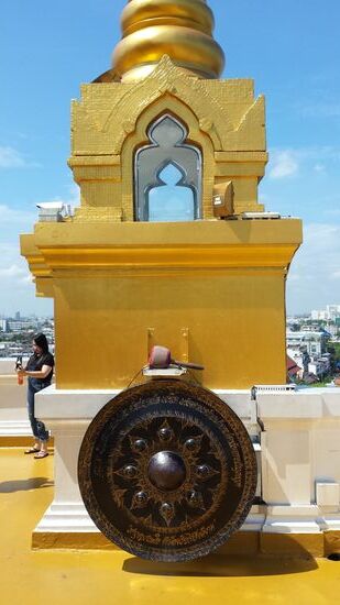 Nicht selten erklingt der Gong, wenn ein gläubiger Buddhist mit dem Klöppel darauf schlägt. Und wenn man darüber reibt, kann das Ding ganz schön jaulen.