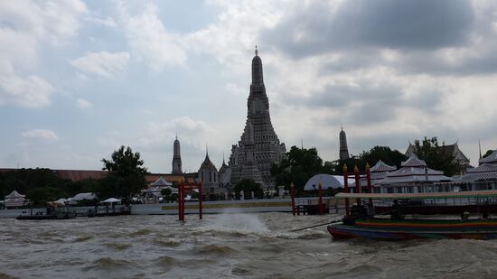Schon bei der Überfahrt grüßt der schöne Chedi des Wat Arun.