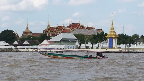 Der Chao-Phraya-Fluss, dahinter der Königspalast.