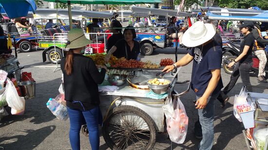 Auf solchen Imbisswagen werden allerhand Leckereien angeboten.