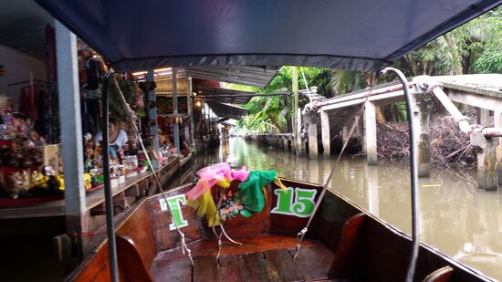 Dafür bieten sie jede Menge Touristennepp und wieder frage ich mich: Wer will das kaufen?