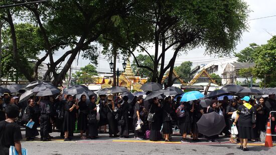 Der Trauerzug. Wenn nicht die Sonne scheinen würde, könnte man bei den ganzen schwarzen Schirmen meinen, es würde drei Tage regnen.