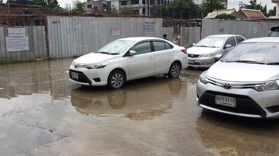 In der Nacht hat es tatsächlich geregnet und diesen Parkplatz unter Wasser gesetzt.