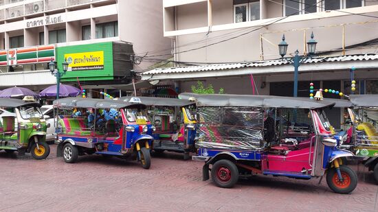 Prägen in Bangkok vielerorts das Straßenbild: Die bunten TukTuks.