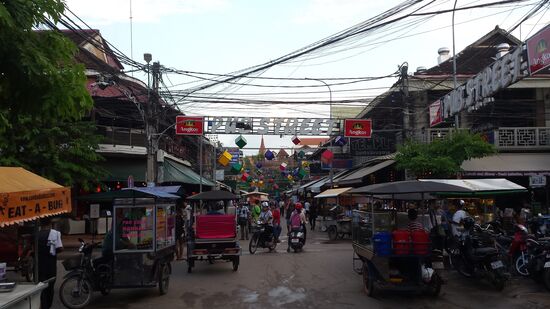 In der Touristenmaile ist richtig was los. In den Bars gibt es Bier (Angkor, nicht schlecht) für 50Cent.