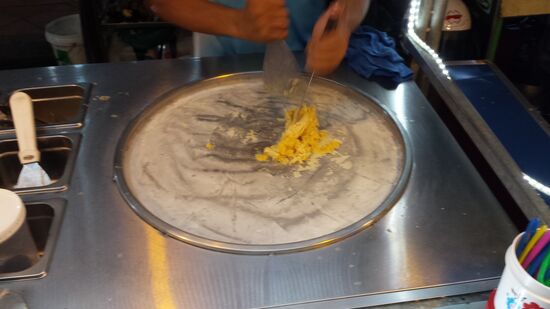 Frische Früchte pürriert und auf die eiskalte Platte drapiert.