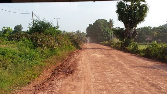 Früher sahen alle Straßen in Kambodscha so aus. Heute nur noch wenige Nebenstarßen.