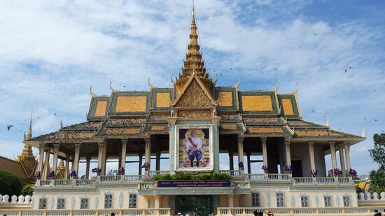 Vor dem Königspalast