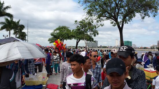 Tausende tummeln sich an der Uferpromenade des Tonle Sap Rivers, der nur unweit von meinem Hotel fließt.