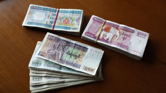 Schon wieder so ne doofe Währung. Für einen Euro gibt es 1800 Kyats.