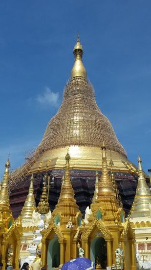 Leider ist sie mit Bambus eingerüstet, was ihrer Schönheit aber keinen Abbruch tut.
Die berühmte Schwedagon Pagode.
