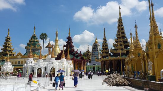Kein Wunder, dass die Burmesen schlitzäugig sind, so hell, wie der Marmor-Boden im Sonnenlicht strahlt.