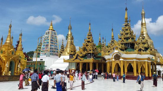 Eine friedliche Stimmung herrscht. Glöckchen bimmeln leise im Wind, irgendjemand schlägt den Gong....