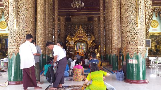 .... und hier und da sitzen Gläubige ehrfurtsvoll vor einem Budda. Immer wieder ist das monotone Stimmengewirr von Betenden zu hören.