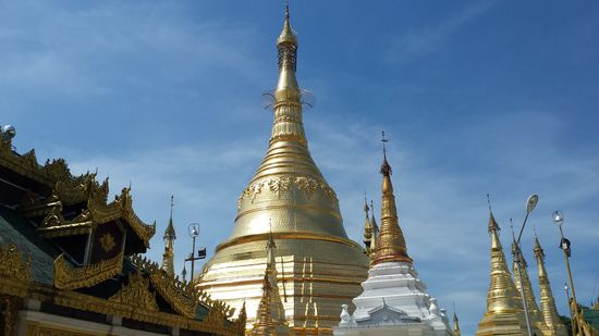 .... und die Naungdawgyi Zedi, die wie eine kleine Schwester der Schwedagon wirkt.