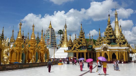 Lange kann man sich hier aufhalten, in jeder Ecke gibt es was schönes zu entdecken. Und immer wieder diese Sonnenschirme, schon am Vormittag brennt die Sonne er- barmungslos und es wird schnell schwülheiß.