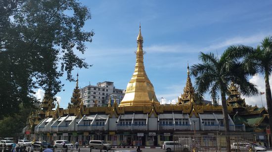 ...gelangt man zur Sule-Pagode, die sich in einem Kreisverkehr, an der Kreuzung der Maha-Bandoola-Straße und der Sule-Pagoda-Straße befindet.