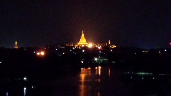 Einer der wohl besten Plätze, wo man die Schwedagon Pagode schön  mit ihrem Spiegelbild im See fotografieren kann, ist die Dachterrasse im 9. Stock des Esparado-Lakeveiw-Hotels, wo auch ein Restaurant ist.