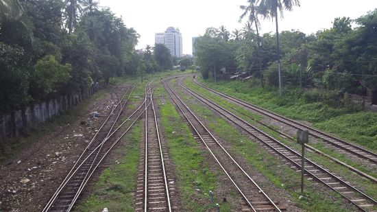 Auf der Myanmar-Eisenbahn komm gar wenig Züge angefahrn.