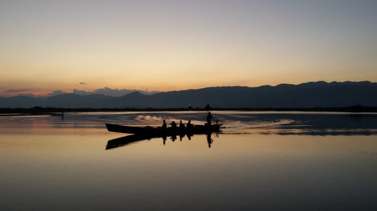 Ein Ausflugsboot kehrt zurück